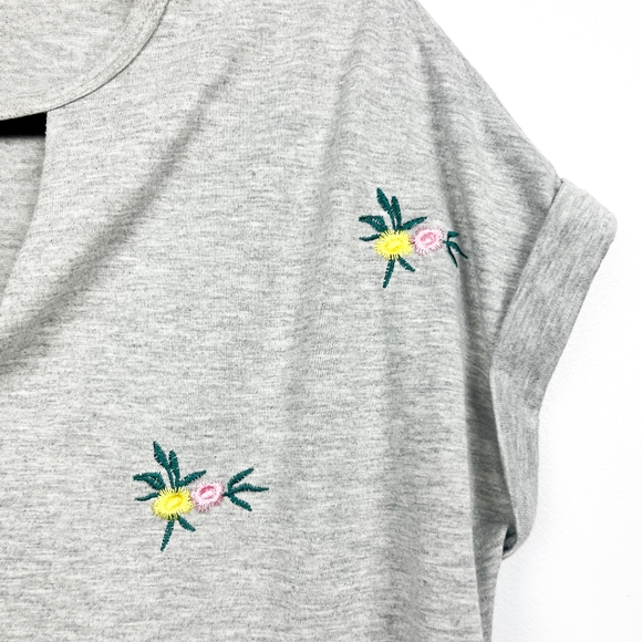 Luna Short Sleeve Tee with V Neck and Floral Embroidery - Picture 4 of 9